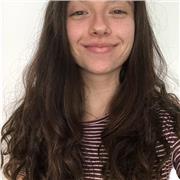 Profesora de francés imparte clases a personas de todas las edades
